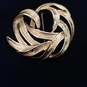Classic Monet Marked Gold-Tone Huge Single Swirl Leaf Brooch /Pin